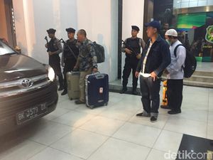 Penyidik KPK Bawa 4 Koper Usai Geledah Kantor Wali Kota Medan Penyidik KPK Bawa 4 Koper Usai Geledah Kantor Wali Kota Medan