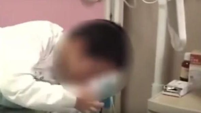 Makan Ikan Hidup hingga Sampah, 5 Kisah Dipaksa Makan Ini Miris Banget