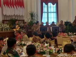 Sri Mulyani hingga Basuki Nyanyi My Way Frank Sinatra Buat Jokowi