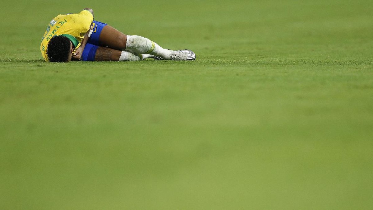 Neymar mengakui kerap diving supaya terhindar dari cedera. (Foto: Michael Reaves / Getty Images)