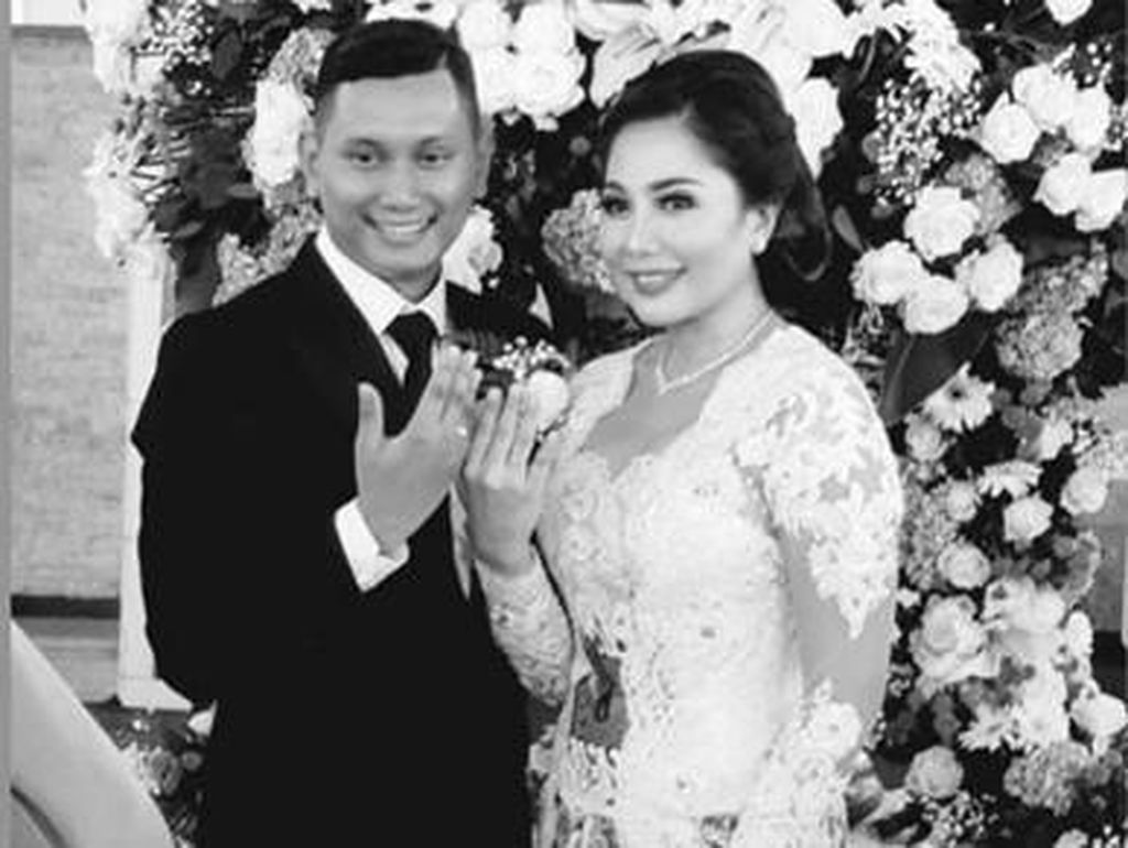 Cerita Bermulanya Cinta Emma Waroka hingga Dinikahi Berondong Cerita Bermulanya Cinta Emma Waroka hingga Dinikahi Berondong