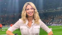 Potret Presenter Jadi Kontroversi, Pakai Baju Seksi Saat Liputan Sepakbola