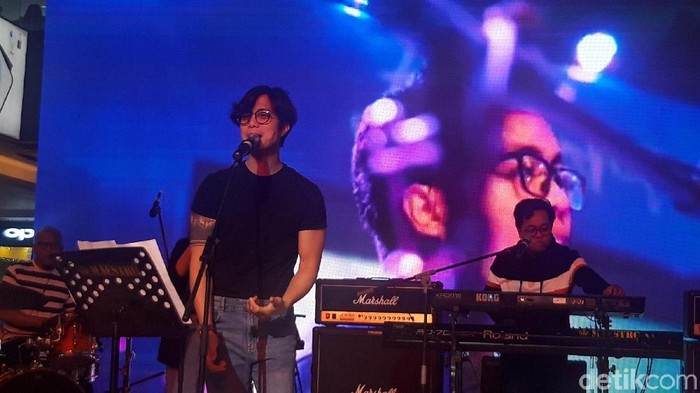 Konser Dikta Project di penjualan perdana Oppo Reno2 F (Hilda Meilisa Rinanda/detikcom) Konser Dikta Project di penjualan perdana Oppo Reno2 F (Hilda Meilisa Rinanda/detikcom)