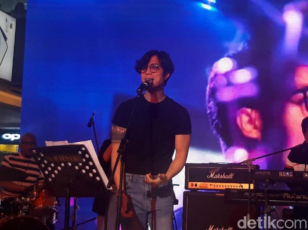 Dikta Project Meriahkan Penjualan Perdana Oppo Reno2 F di Surabaya Dikta Project Meriahkan Penjualan Perdana Oppo Reno2 F di Surabaya