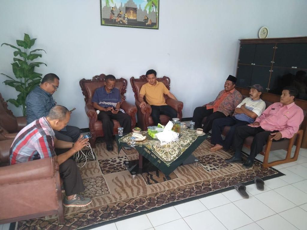 Pemprov Jatim Beri Modal Usaha Emak-emak yang Teriak di Bandara Pemprov Jatim Beri Modal Usaha Emak-emak yang Teriak di Bandara