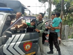 Seorang Ibu Ajak Anak Bunuh Diri Panjat Patung Bung Karno di Blitar