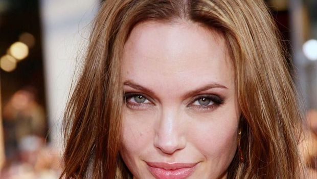 Angelina Jolie dikabarkan kembali tertarik dengan sesama wanita?