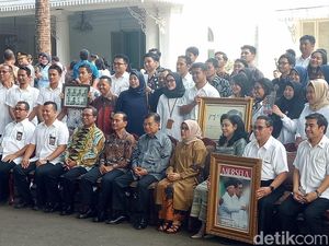 Hari Terakhir Berdinas, JK Foto Bareng Paspampres-Karyawan Setwapres Hari Terakhir Berdinas, JK Foto Bareng Paspampres-Karyawan Setwapres