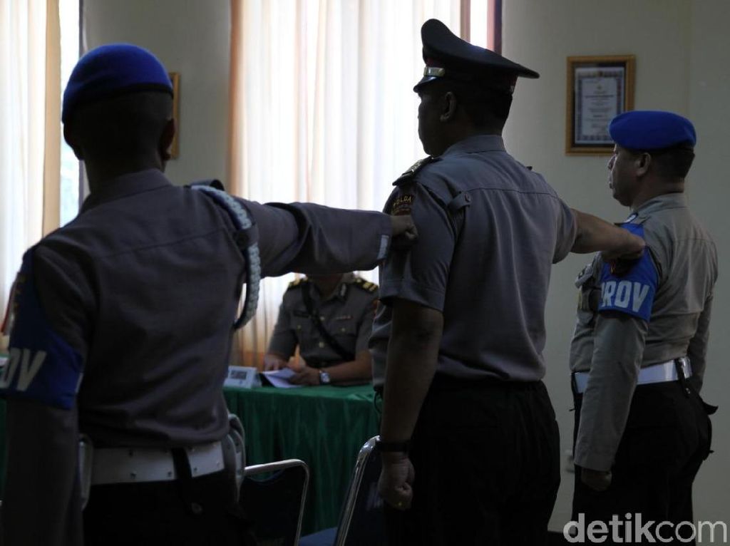 6 Polisi Kendari Terbukti Langgar SOP Kawal Demo Mahasiswa Tanpa Senpi 6 Polisi Kendari Terbukti Langgar SOP Kawal Demo Mahasiswa Tanpa Senpi