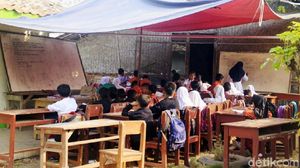 Sekolah Direnovasi, Siswa SD Karawang Belajar di Bawah Terpal