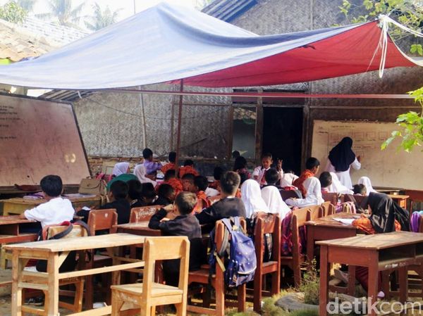 Sekolah Direnovasi, Siswa SD Karawang Belajar di Bawah Terpal