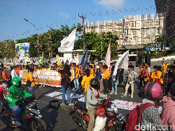 Mahasiswa Makassar Turun ke Jalan Tuntut Jokowi Terbitkan Perppu KPK