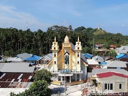 Kisah Kehidupan Umat Muslim di Pulau Kristen Indonesia