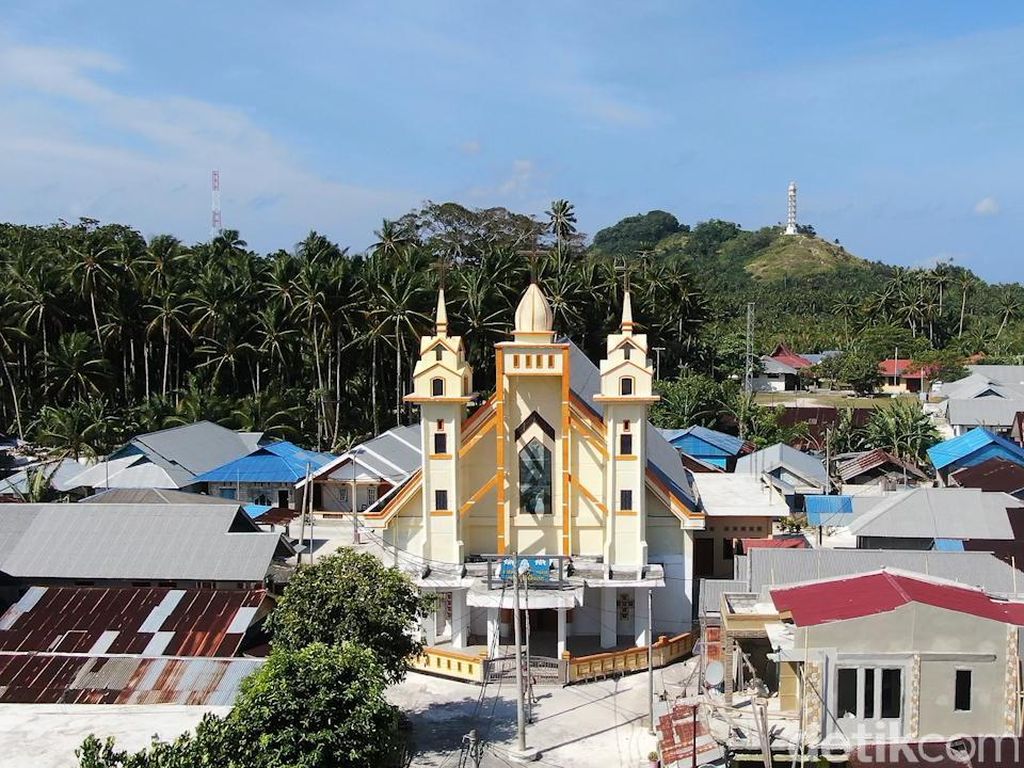 Kisah Kehidupan Umat Muslim di Pulau Kristen Indonesia Kisah Kehidupan Umat Muslim di Pulau Kristen Indonesia