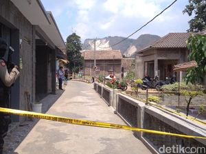 Densus 88 Amankan Terduga Teroris di Bandung, Rumahnya di Cirebon Digeledah