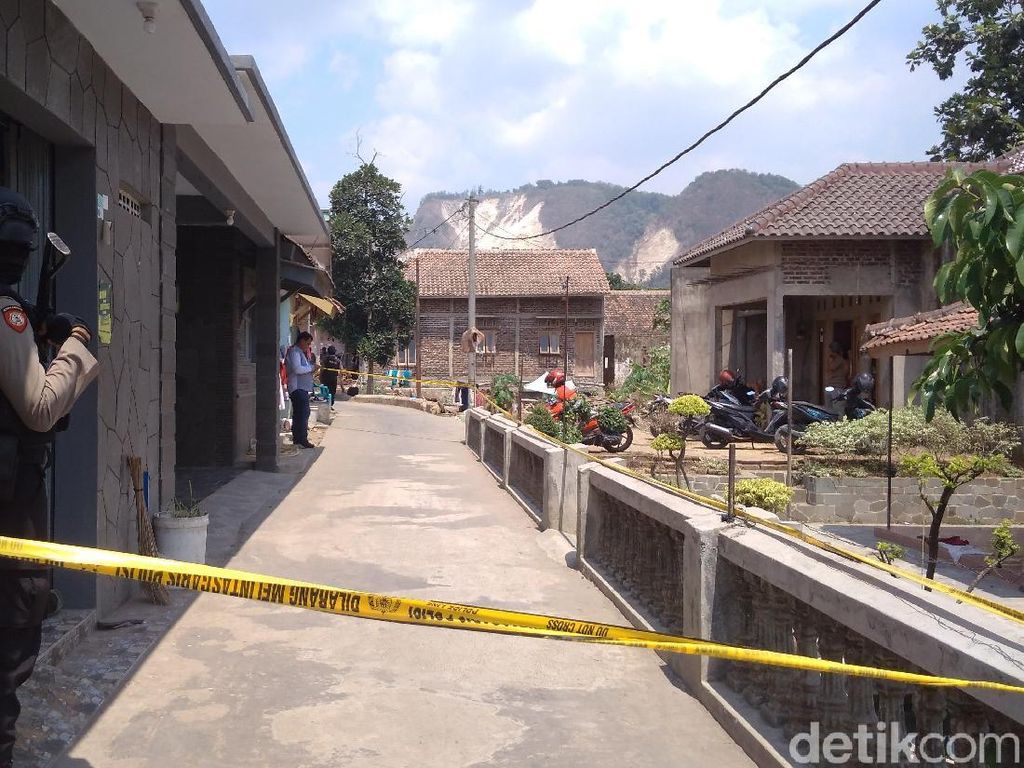 Densus 88 Amankan Terduga Teroris di Bandung, Rumahnya di Cirebon Digeledah Densus 88 Amankan Terduga Teroris di Bandung, Rumahnya di Cirebon Digeledah