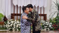 Momen Hangat Pelukan Jokowi-JK di Perpisahan Kabinet Kerja