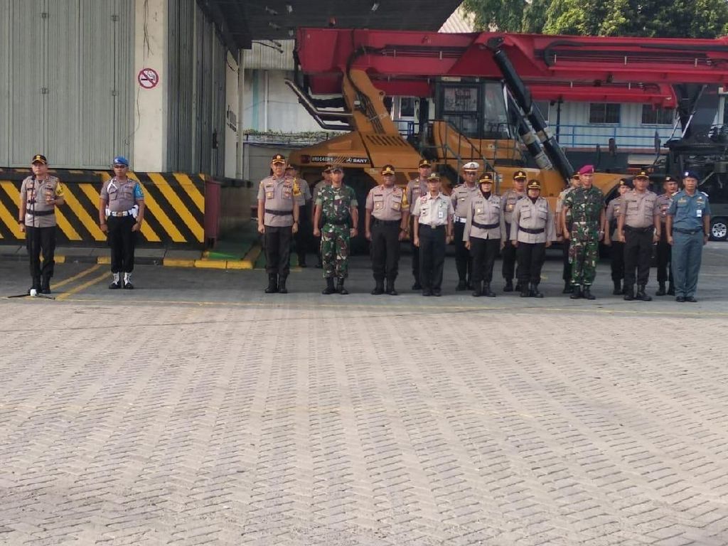 Cegah Massa Saat Pelantikan Presiden, Polisi Jaga Ketat Pelabuhan Tj Priok Cegah Massa Saat Pelantikan Presiden, Polisi Jaga Ketat Pelabuhan Tj Priok