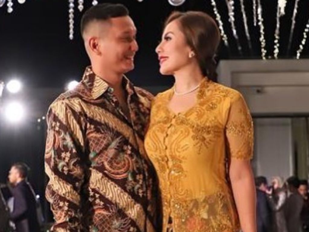 Emma Waroka dan Bagoes Soharto Mau Bulan Madu Sambil Bikin Video Olahraga Emma Waroka dan Bagoes Soharto Mau Bulan Madu Sambil Bikin Video Olahraga