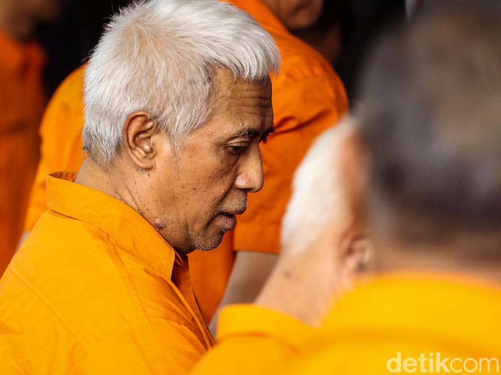 Urutan Perencanaan-Eksekusi Pelemparan Molotov di Demo oleh Abdul Basith cs Urutan Perencanaan-Eksekusi Pelemparan Molotov di Demo oleh Abdul Basith cs