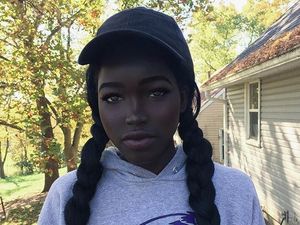 Intip Kecantikan Lolita, Model Hitam Legam yang Viral Intip Kecantikan Lolita, Model Hitam Legam yang Viral