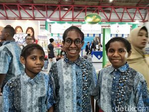 Antusiasme Siswa Papua, Idolakan B.J Habibie Antusiasme Siswa Papua, Idolakan B.J Habibie