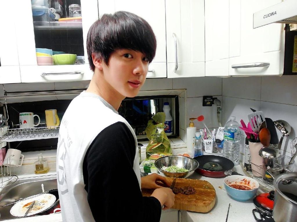 5 Idol Korea Ini Tampan dan Jago Masak, Hati-hati Kepincut! 5 Idol Korea Ini Tampan dan Jago Masak, Hati-hati Kepincut!