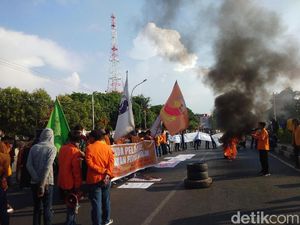 Demo Lanjut, Mahasiswa Makassar Bakar Ban-Blokade Jalan