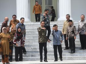 Kukuruyuk! Momen Tak Biasa Jokowi-JK Berkokok di Perpisahan Kabinet