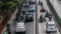 Hindari Razia Polisi, Pemotor Nekat Putar Balik di Jalur Busway