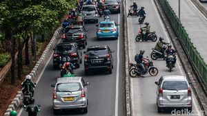 Hindari Razia Polisi, Pemotor Nekat Putar Balik di Jalur Busway