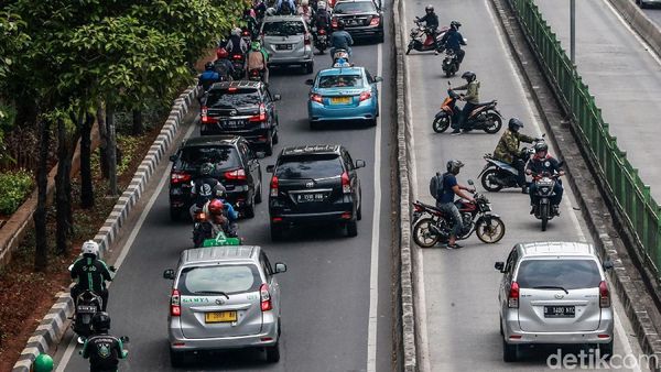 Hindari Razia Polisi, Pemotor Nekat Putar Balik di Jalur Busway