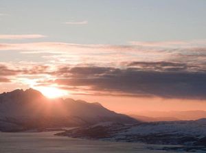 Hidup di Kota yang Mataharinya Tak Terbenam, Bagaimana Salatnya?