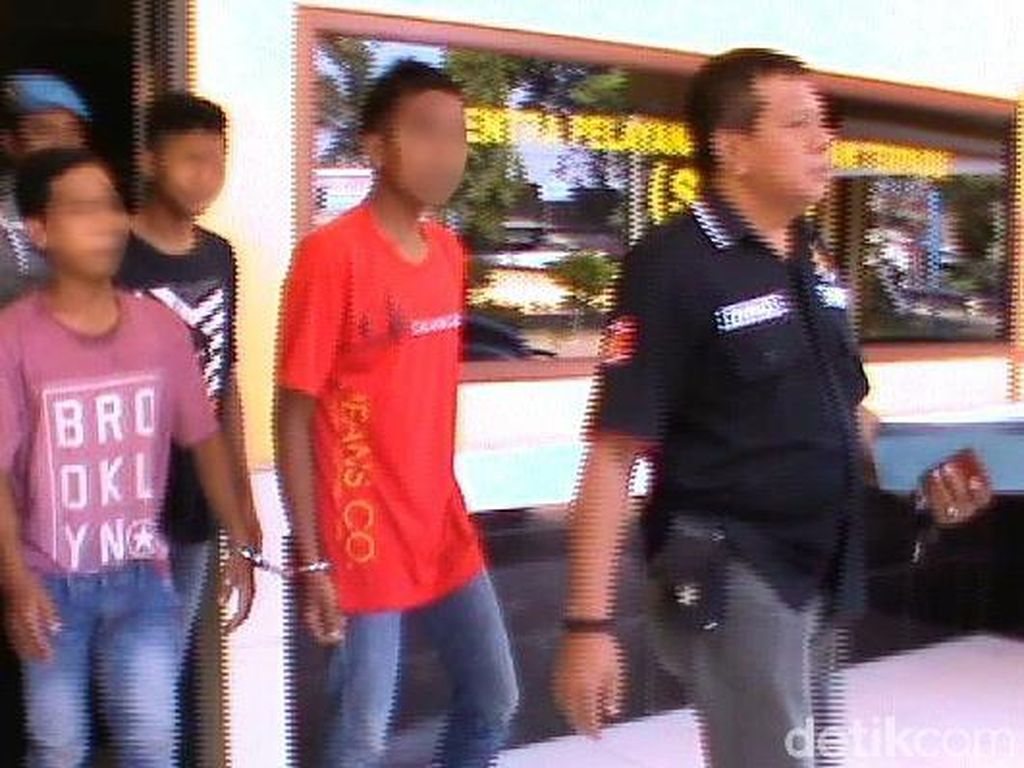 Siswi SMP di Jember Diperkosa 4 Pria Usai Dicekoki Miras Siswi SMP di Jember Diperkosa 4 Pria Usai Dicekoki Miras