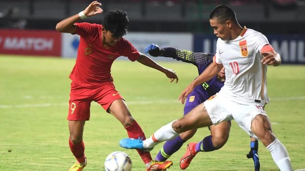 Pesepak bola Indonesia U-19 Sutan Diego Armando Zico (kiri) berebut bola dengan pesepak bola China U-19 Mohemaiti Naibijiang (kanan) dan pejaga gawang Zihaq Huang (tengah) saat laga uji coba di Gelora Bung Tomo, Surabaya, Jawa Timur, Kamis (17/10/2019).  Indonesia menang atas China dengan skor 3-1. ANTARA FOTO/Zabur Karuru/ama.