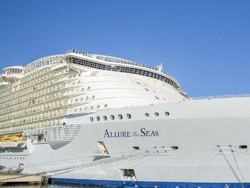 Bahaya! Penumpang Naik Balkon Kapal Pesiar Cuma demi Selfie