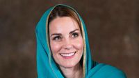 Anggun Bersahaja, Kate Middleton Pakai Kerudung Saat Kunjungi Masjid Pakistan