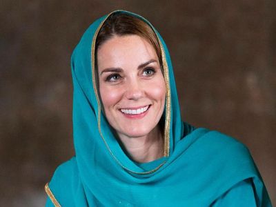 Anggun Bersahaja, Kate Middleton Pakai Kerudung Saat Kunjungi Masjid Pakistan