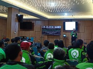 Kisah Ashrul, Dosen Tuna Rungu Nyambi GoSend Ajarkan Mitra Bahasa Isyarat Kisah Ashrul, Dosen Tuna Rungu Nyambi GoSend Ajarkan Mitra Bahasa Isyarat