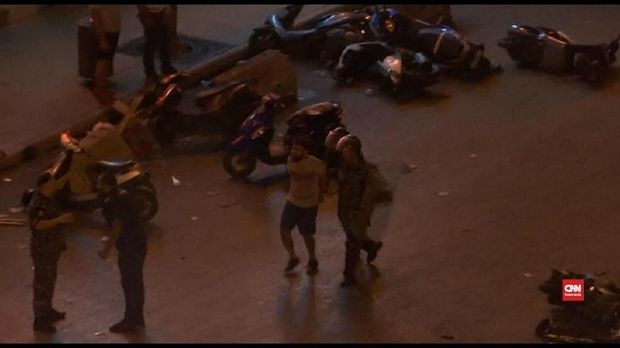 Polisi mencba membubarkan demonstrasi dengan gas air mata.