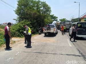 Senggol Mobil Parkir, Biker Jatuh Lalu Tewas Terlindas Truk