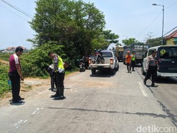 Senggol Mobil Parkir, Biker Jatuh Lalu Tewas Terlindas Truk