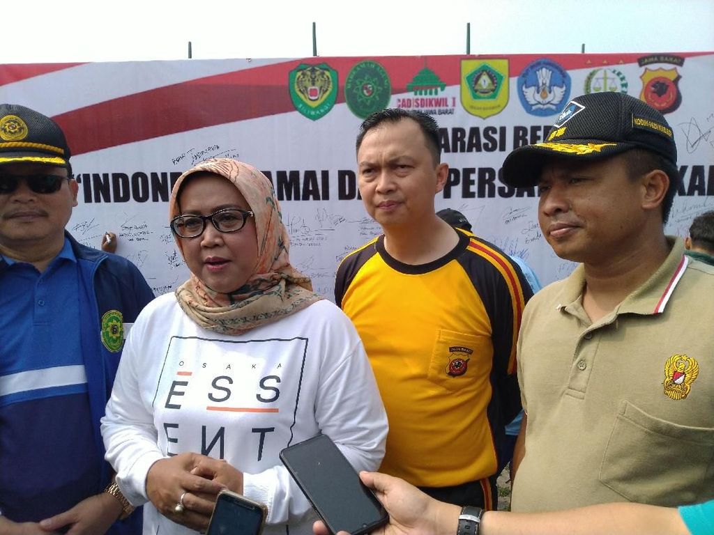 Bupati Bogor akan Panggil Ortu Siswa yang Demo Saat Pelantikan Jokowi Bupati Bogor akan Panggil Ortu Siswa yang Demo Saat Pelantikan Jokowi