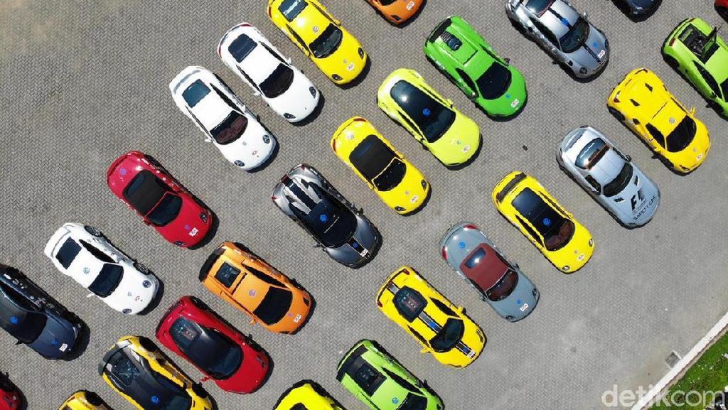Bukan Mobil Mainan, Warna-warni Mobil Super Dilihat dari Udara