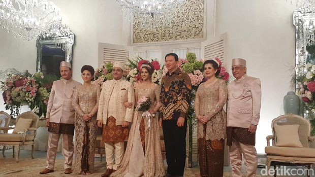 Ahok bersama kedua mempelai