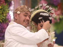 Dinikahi Cicit Soeharto, Della Putri Anjani Atkins Mewek saat Akad