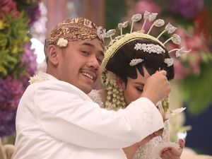 Dinikahi Cicit Soeharto, Della Putri Anjani Atkins Mewek saat Akad Dinikahi Cicit Soeharto, Della Putri Anjani Atkins Mewek saat Akad