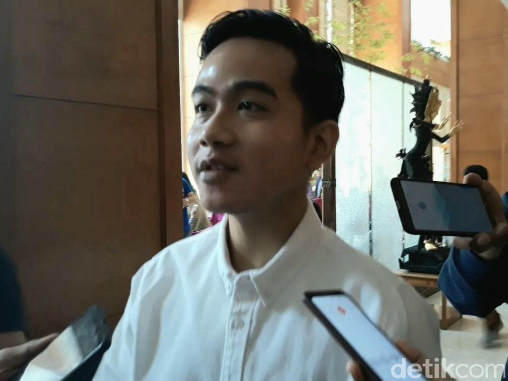 Gibran Berangkat ke Pelantikan Jokowi Tanpa Selvi dan Jan Ethes Gibran Berangkat ke Pelantikan Jokowi Tanpa Selvi dan Jan Ethes