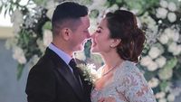 Kemesraan Emma Waroka dan Suami Berondongnya, Ini Foto-fotonya!