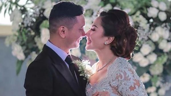 Kemesraan Emma Waroka dan Suami Berondongnya, Ini Foto-fotonya!